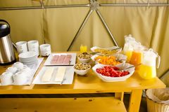 Frühstück in der geodätischen Kuppel