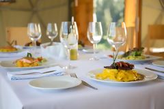Mahlzeit in der geodätischen Kuppel