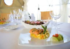 Mahlzeit in der geodätischen Kuppel
