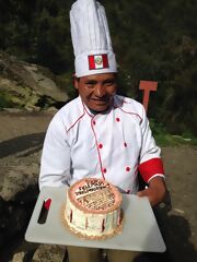 Unser Koch bereitet einen Kuchen zu